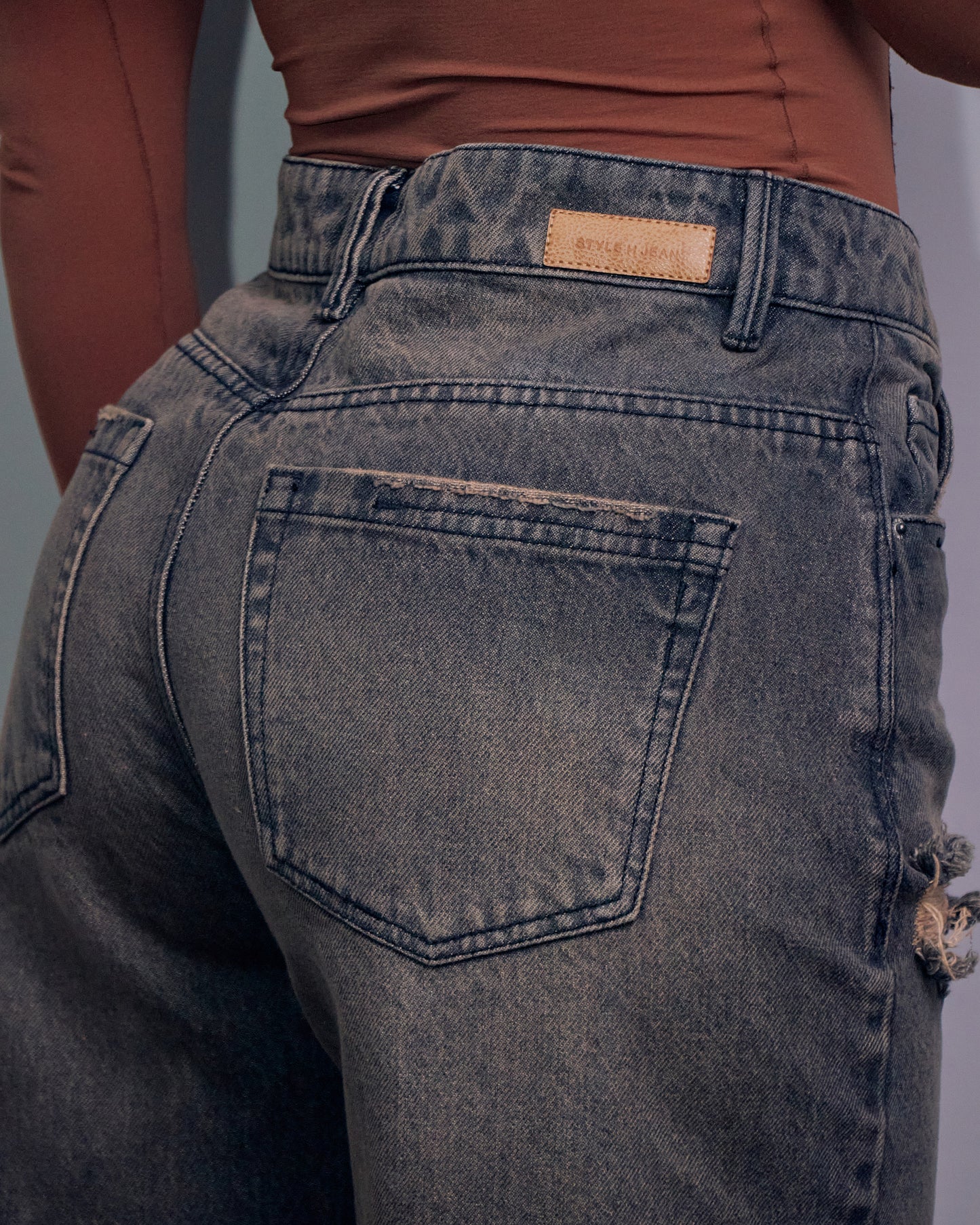 CLASSIC STRAIGHT JEANS