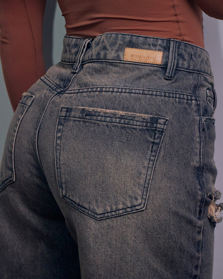 CLASSIC STRAIGHT JEANS